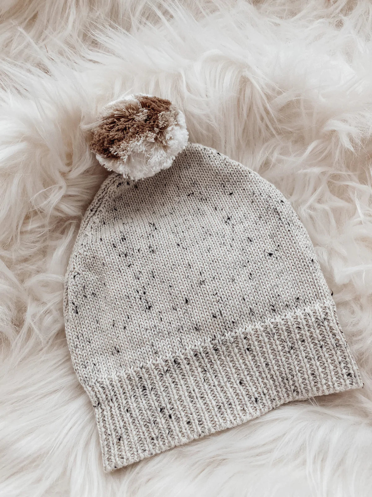 Pom pom beanie and bootie set - fleck